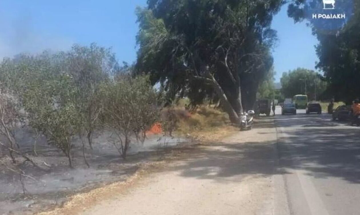 Φωτιά στη Ρόδο: Εκκενώθηκαν προληπτικά ξενοδοχεία