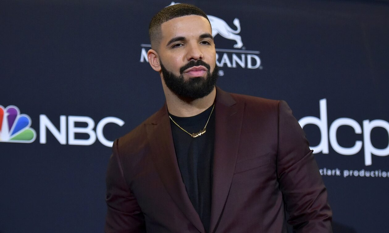 Ο Drake το νέο θύμα της «μόδας» ρίψης αντικειμένων στη σκηνή – Του πέταξαν κινητό (pic-vid)