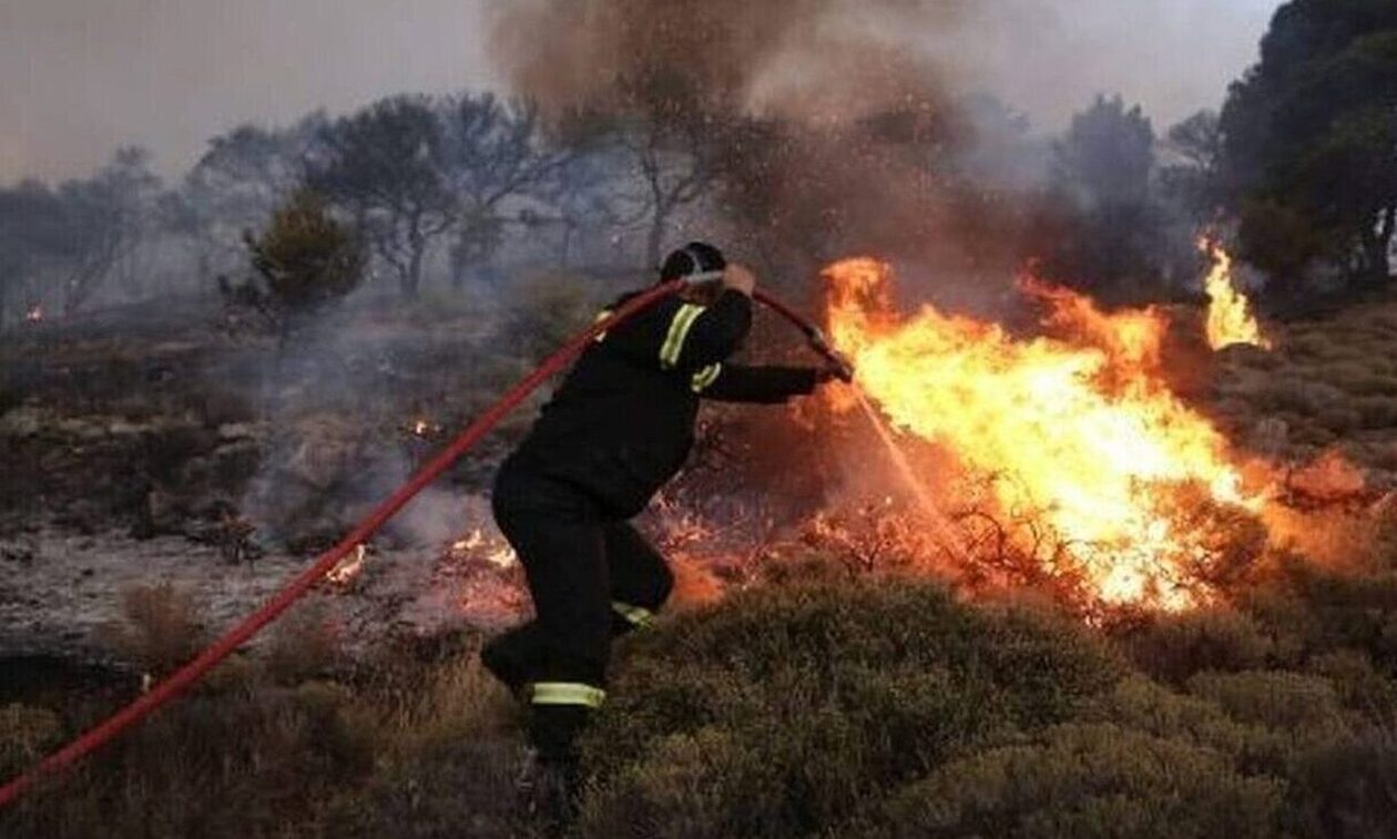 Φωτιά σε ξερά χόρτα στον Εύοσμο