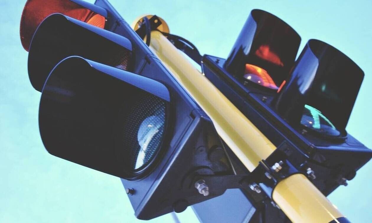 Το πρώτο φανάρι γι΄αυτούς που χαζεύουν στο κινητό