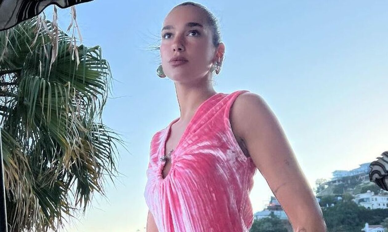 Ντούα Λίπα: Ποζάρει αισθησιακά σαν Barbie ντυμένη ροζ απο την κορυφή μέχρι τα νύχια