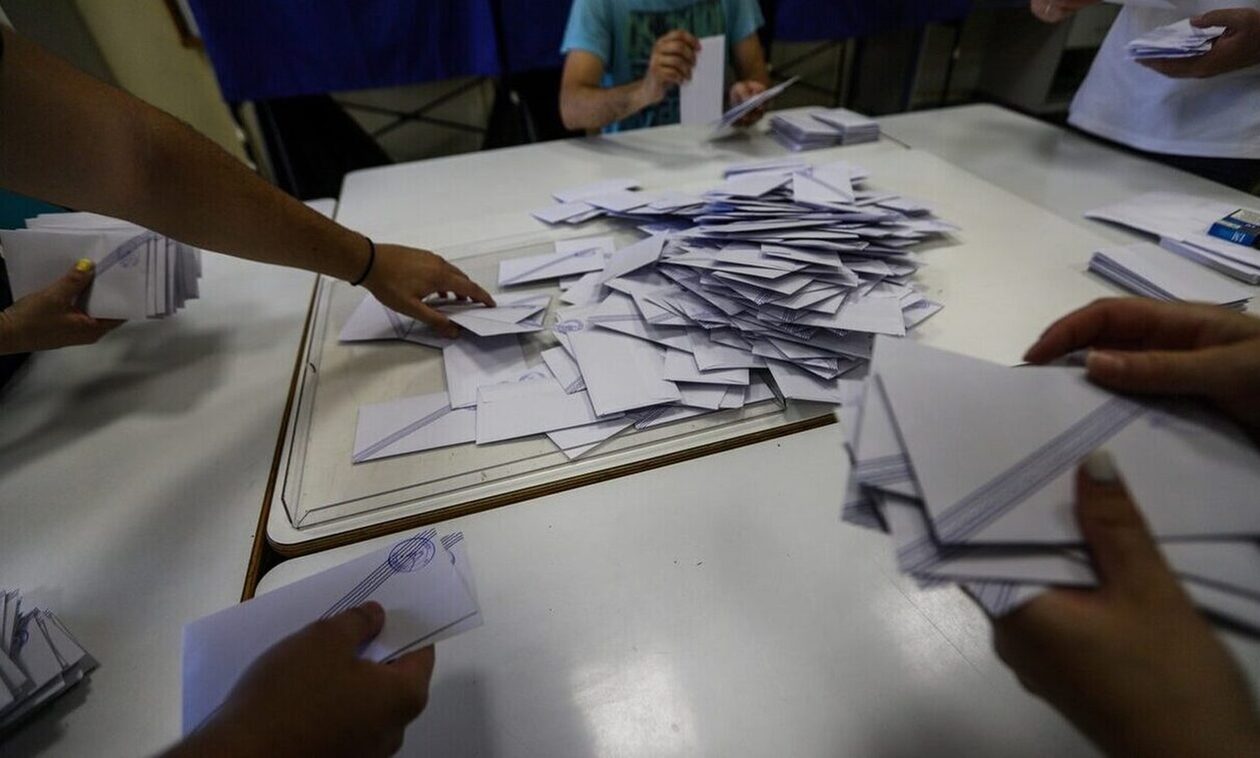 Ψήφος αποδήμων: Γιατί φέρνει τώρα το νομοσχέδιο η κυβέρνηση