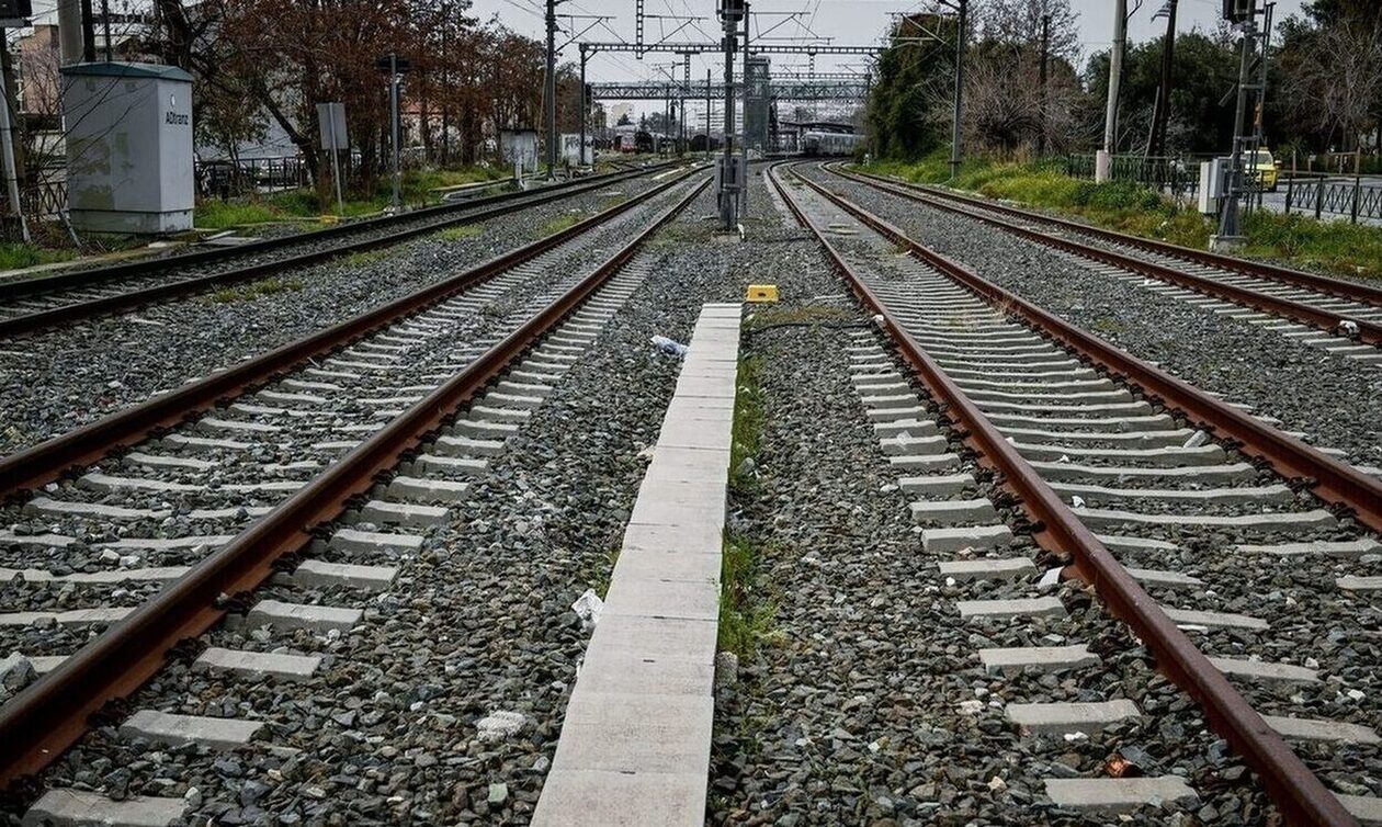 Κανονικά τα δρομολόγια του προαστιακού Πειραιάς – Κιάτο: Κατασβέστηκε η φωτιά στο Ζευγολατιό