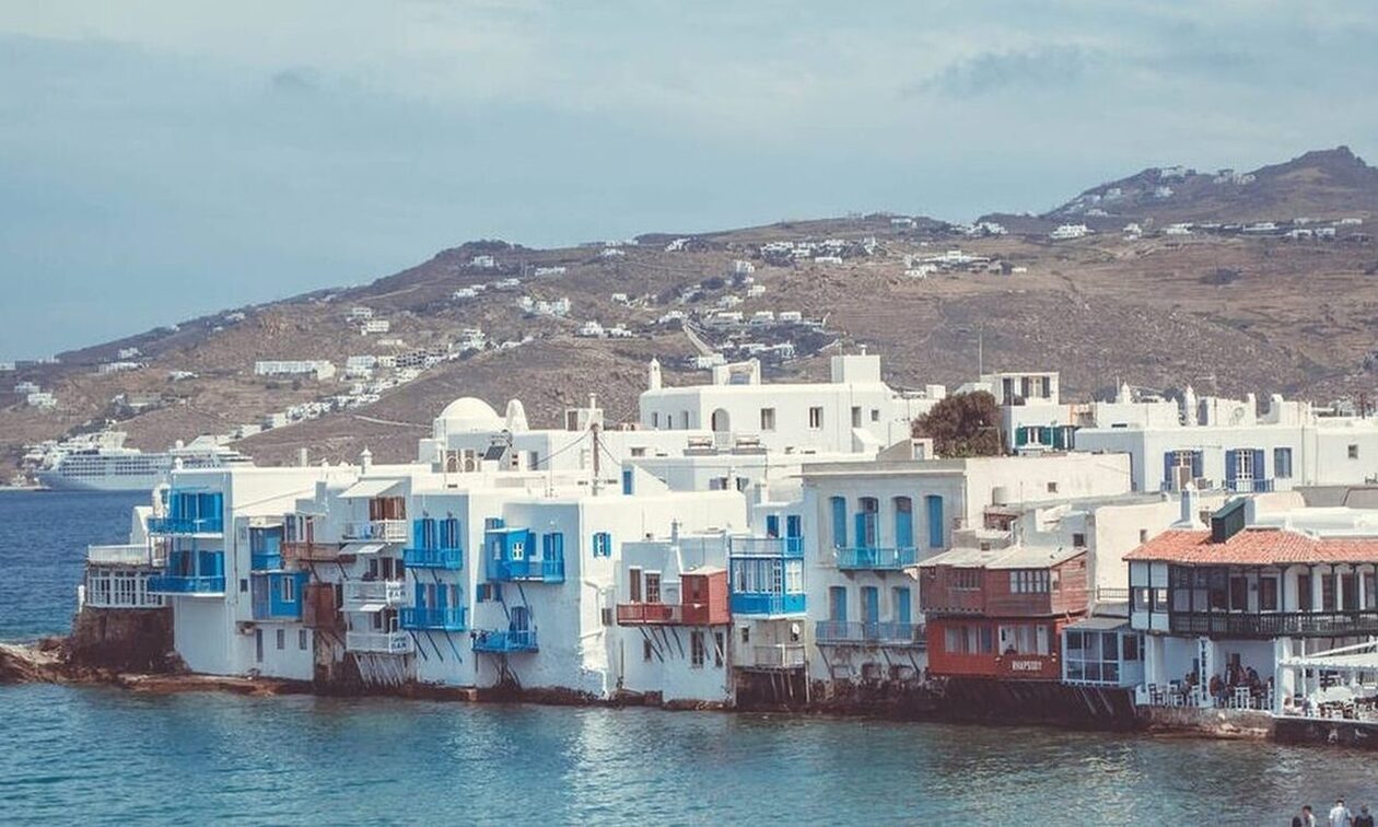 Μύκονος: Αστυνομικός το «γύρισε» στο τραγούδι και ερμηνεύει τραγούδι για το Νησί των Ανέμων