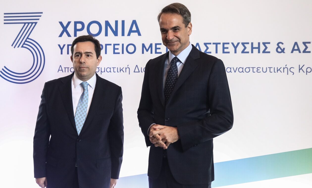 Παρασκήνιο: To διπλό άδειασμα Μητσοτάκη στον Μηταράκη