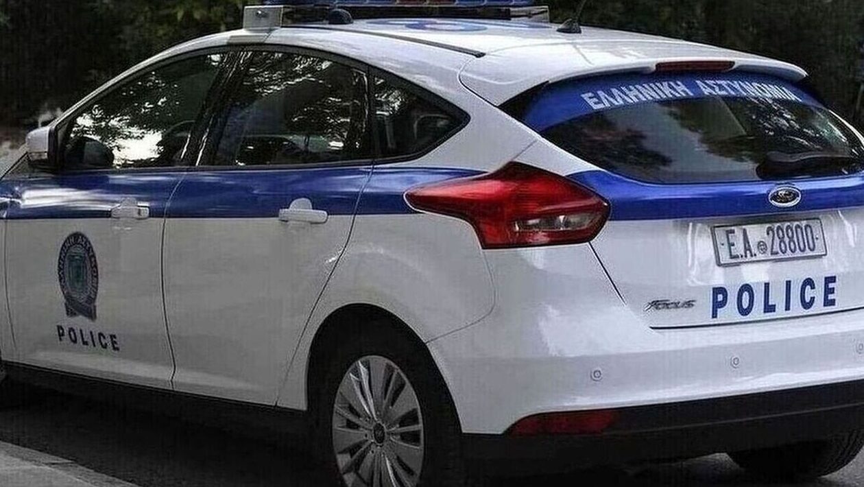 Φάρσαλα: Οδηγός εκτός εαυτού έπεσε πάνω σε περιπολικό