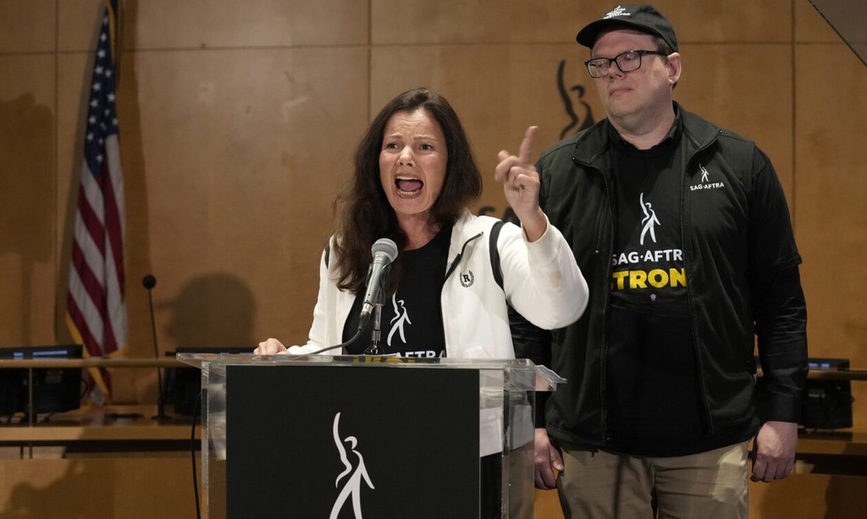 Xόλιγουντ: Η τηλεοπτική «νταντά» τα βάζει με τα μεγάλα στούντιο -«Δεν υπάρχετε χωρίς τους ηθοποιούς»