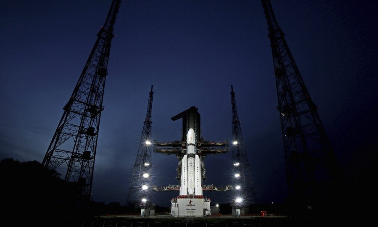 Iνδία: Ιστορική αποστολή στη Σελήνη – Έστειλε πύραυλο στον ανεξερεύνητο νότιο πόλο