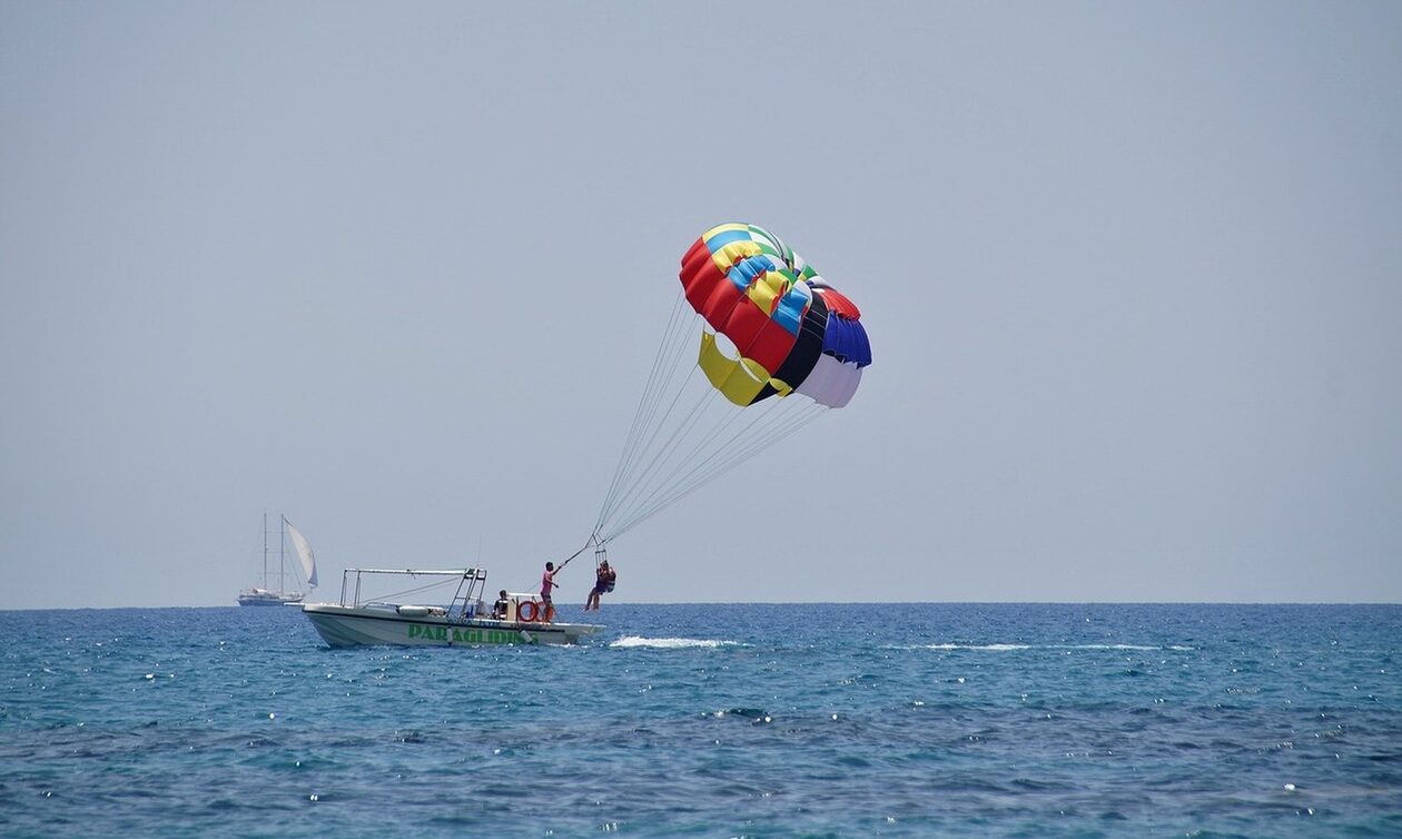 Ίος: Τουρίστρια τραυματίστηκε κάνοντας θαλάσσιο σπορ – Δύο συλλήψεις