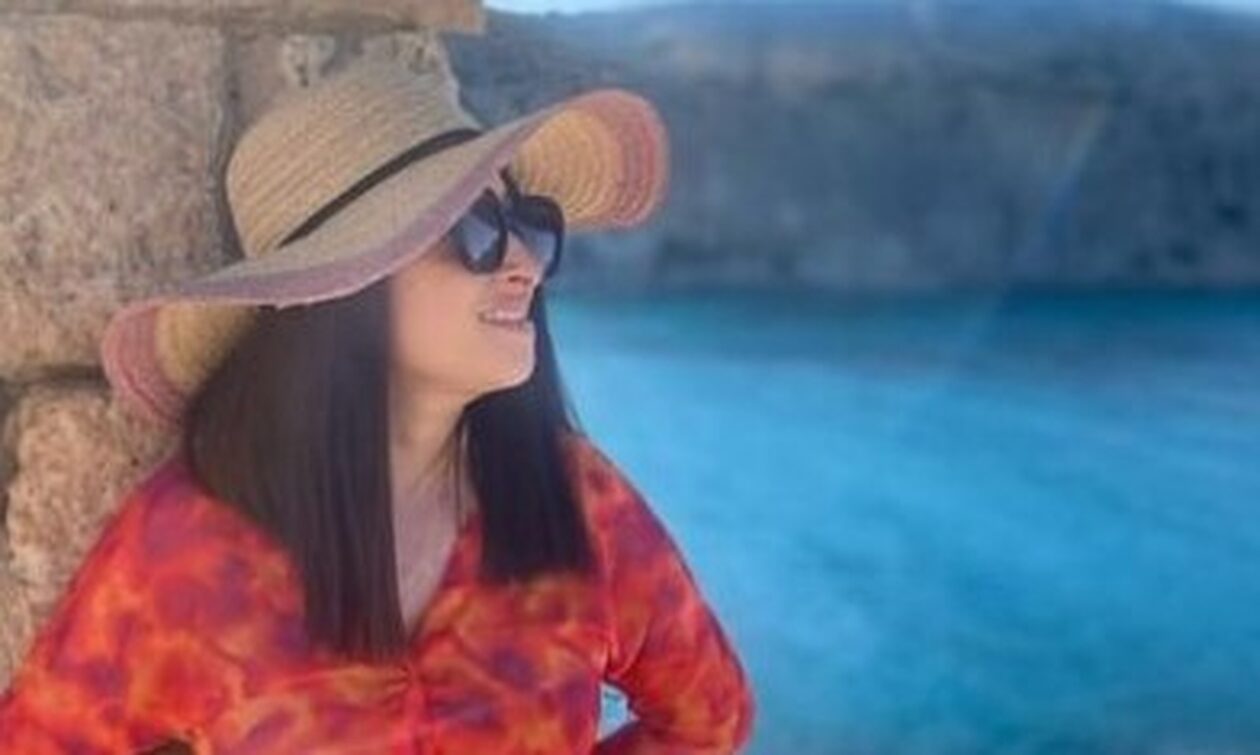 Στη Μήλο η Ιωάννα Παλιοσπύρου – Ποζάρει στον Φυροπόταμο (pics)