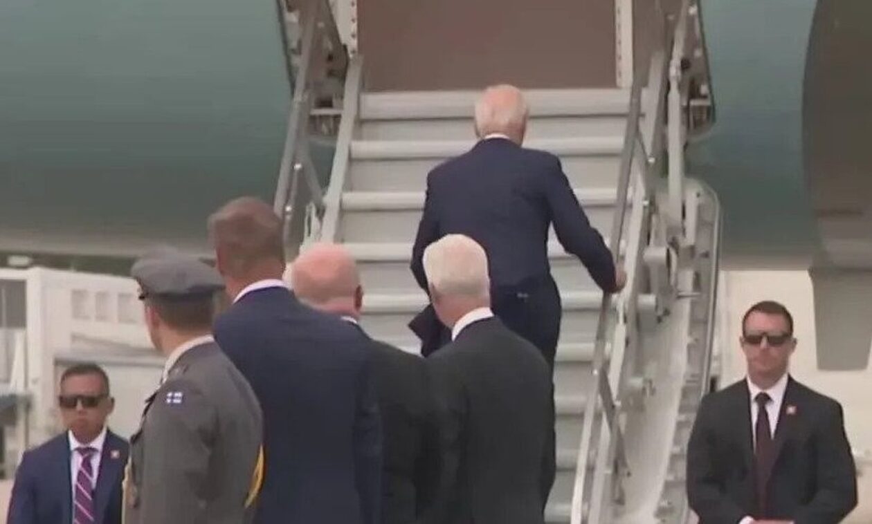 Ο Τζο Μπάιντεν σκόνταψε πάλι στη σκάλα του Air Force One