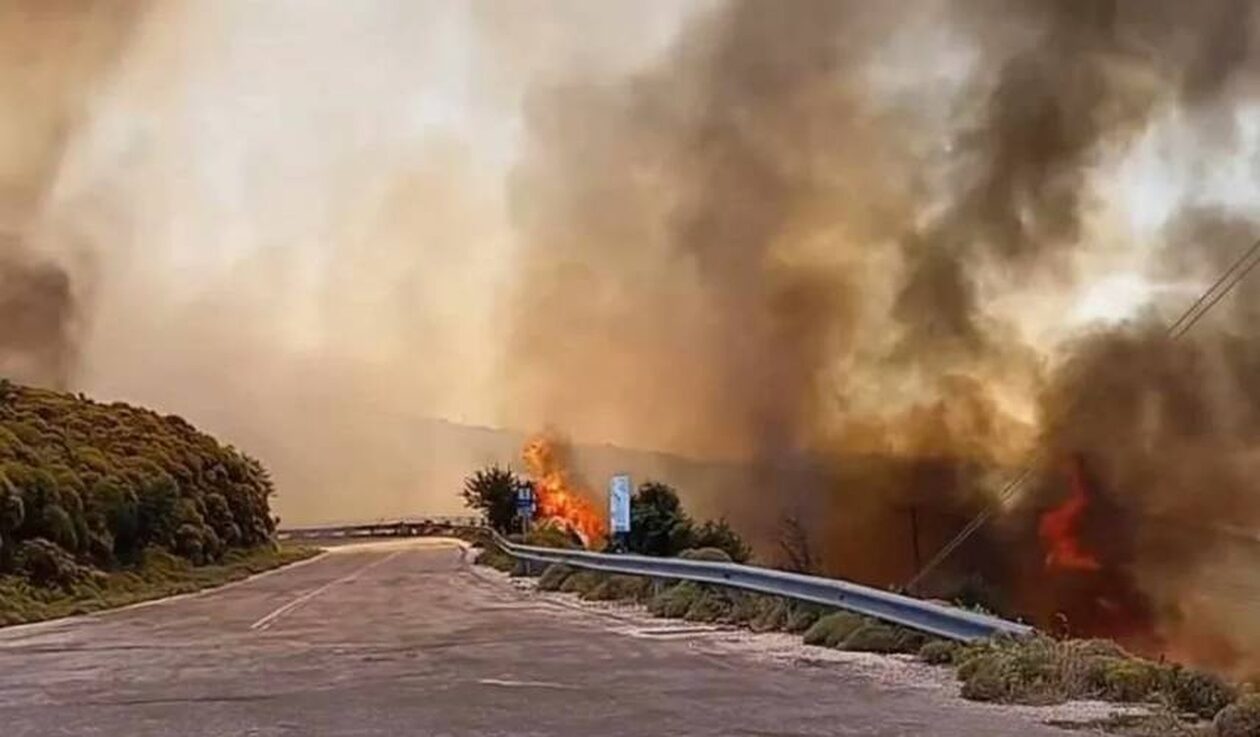 Μαίνεται η φωτιά στη Νάξο – Μάχη και τη νύχτα με τις φλόγες