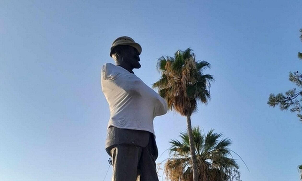 Χανιά: Έβαλαν μπλουζάκι και καπέλο στο άγαλμα του Χαλεπά με τον Ελευθέριο Βενιζέλο
