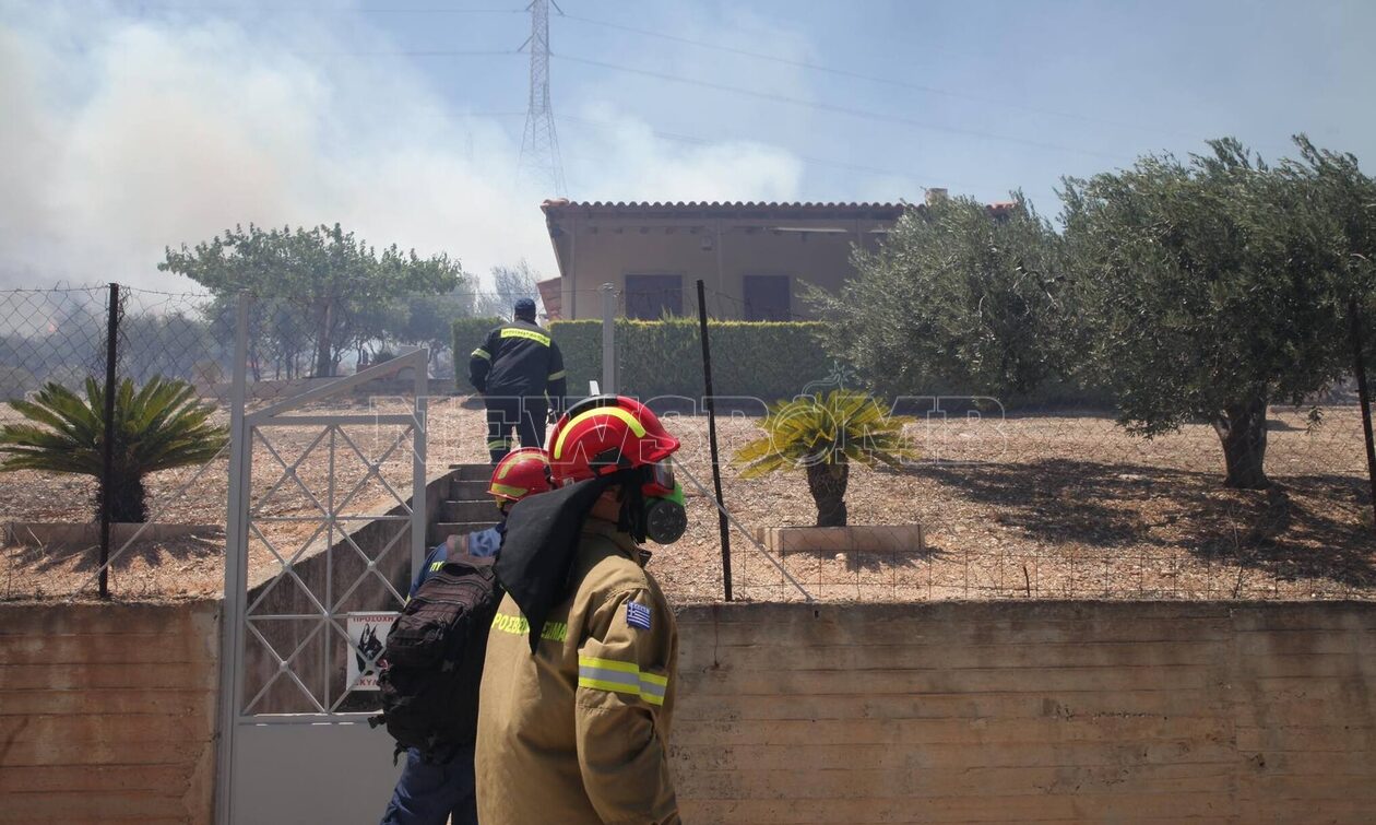 Liveblog: Μεγάλη φωτιά στον Κουβαρά – Εκκενώθηκαν οικισμοί, υπεράνθρωπες προσπάθειες με 7 μποφόρ