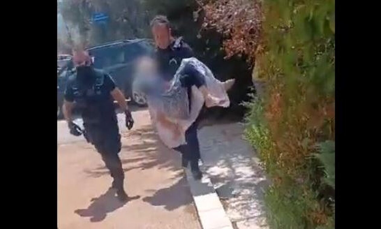 Φωτιά στον Κουβαρά: Δραματικές προσπάθειες διάσωσης – Αστυνομικοί απεγκλωβίζουν ηλικιωμένους