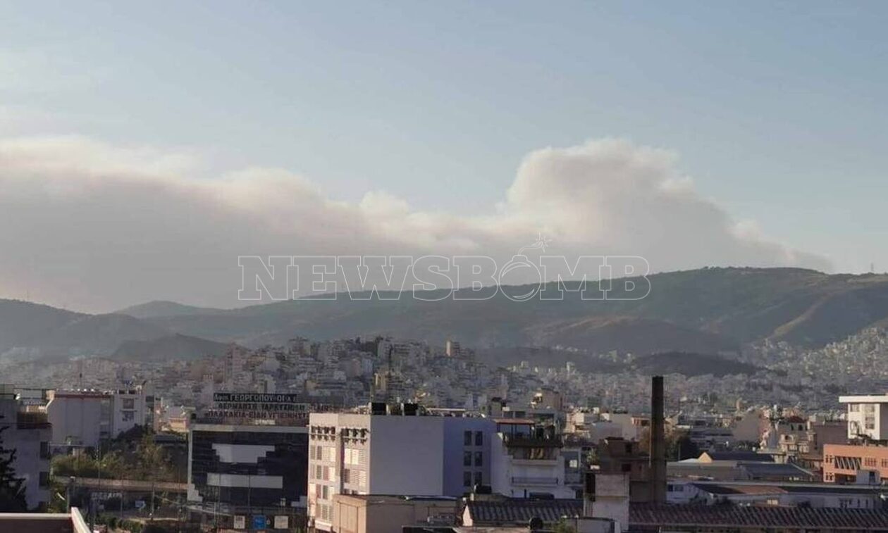 Φωτιά στα Δερβενοχώρια: Ο καπνός έφτασε στη Αθήνα