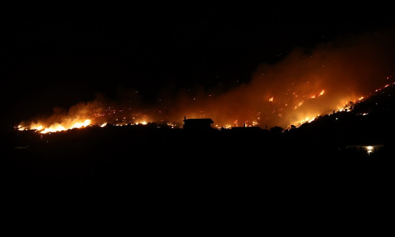 Φωτιά στη Βοιωτία: Δύσκολη η κατάσταση στα Δερβενοχώρια – Μήνυμα από 112 στους κατοίκους