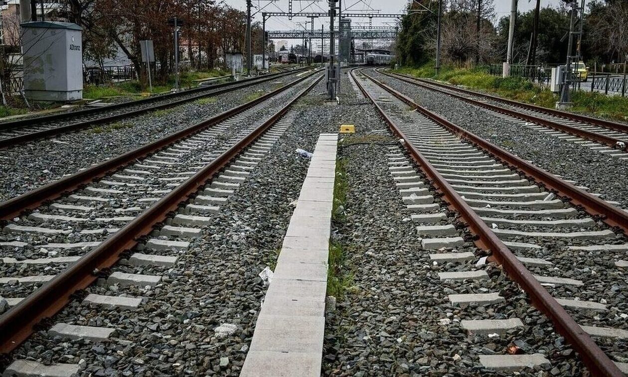 Δεν πραγματοποιούνται τα δρομολόγια του Προαστιακού από Άνω Λιόσια προ Κιάτο εξαιτίας της πυρκαγιάς