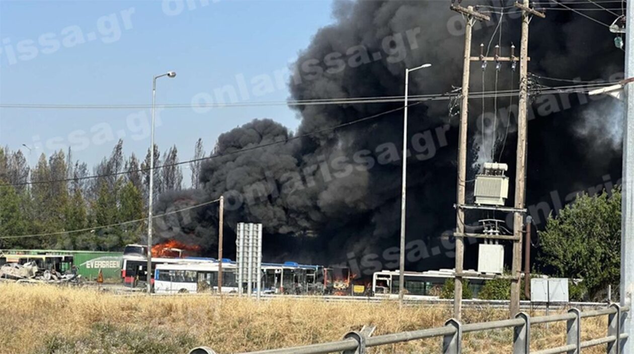 Φωτιά  στη Λάρισα: Έκλεισε η εθνική οδός στον κόμβο του Πλατυκάμπου – Καίγονται παλιά λεωφορεία