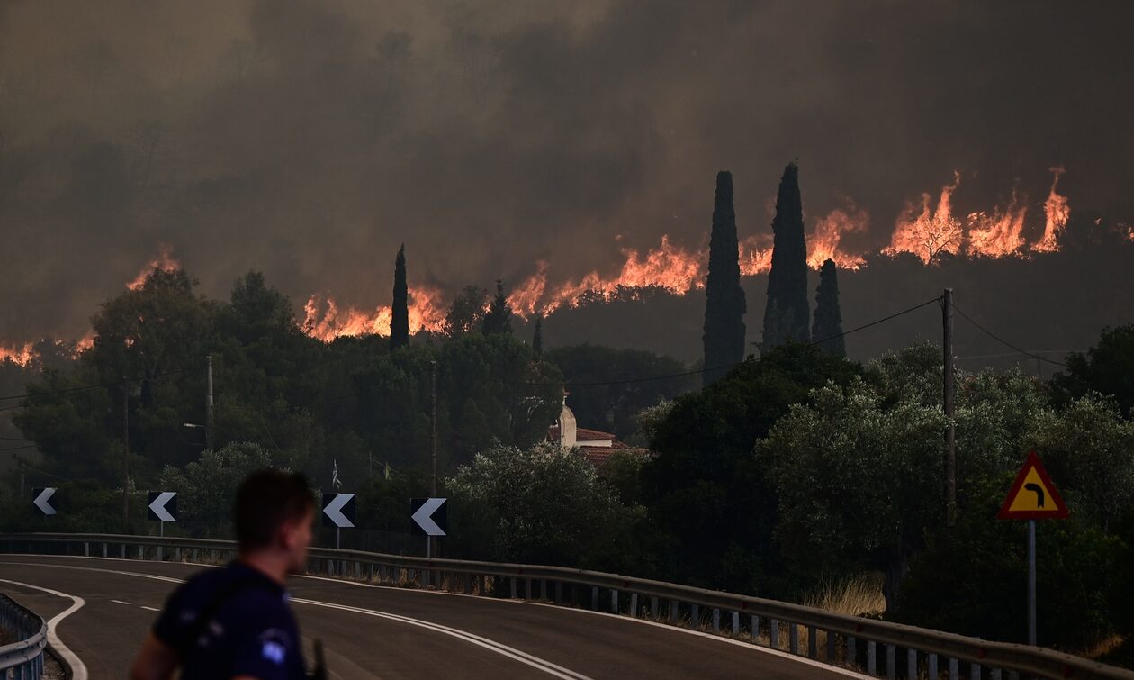 Φωτιά στα Δερβενοχώρια: «Πάμε, θα καούμε» – Βίντεο της ΕΛ.ΑΣ από τις επιχειρήσεις στη Μάνδρα