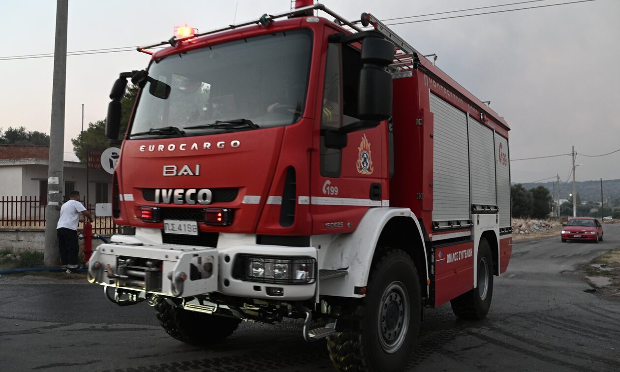 Φωτιά στην Κορινθία: Τουλάχιστον ένα χιλιόμετρο μακριά από τα διυλιστήρια το μέτωπο της πυρκαγιάς