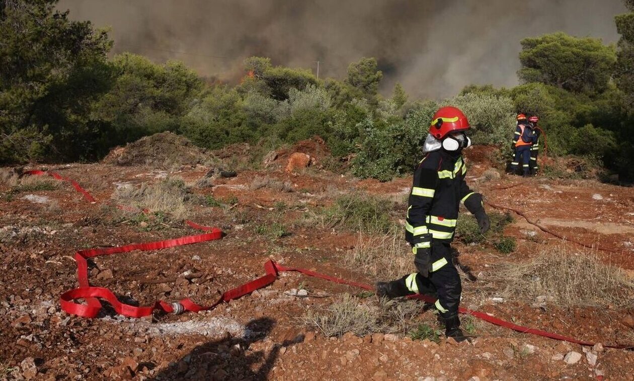 Ρόδος: Ανεξέλεγκτα τα τρία μέτωπα – Επιτάσσουν μηχανήματα και υδροφόρες