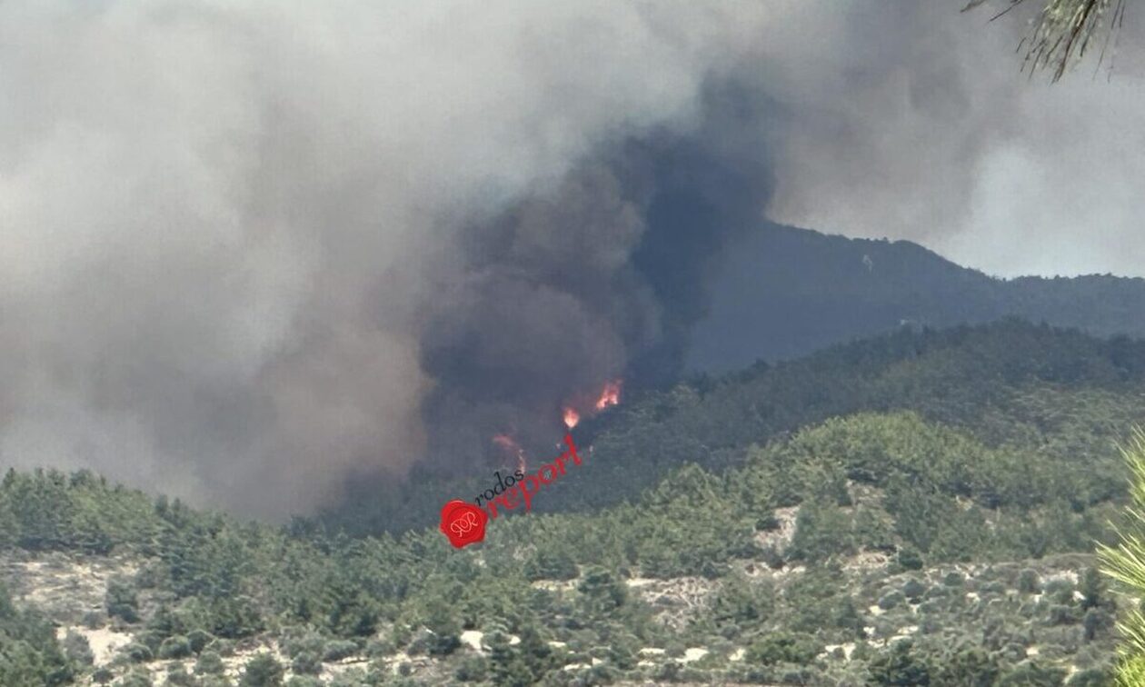 Φωτιά στη Ρόδο: Μαίνεται ανεξέλεγκτη – Μία «ανάσα» μακριά από τις κατασκηνώσεις στον Προφήτη Ηλία