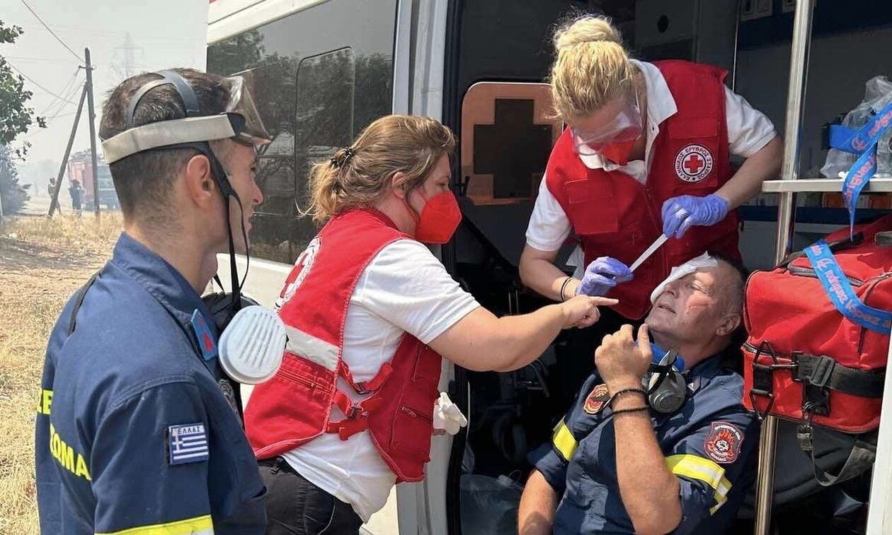 Υπεράνθρωπες προσπάθειες των εθελοντών του Ελληνικού Ερυθρού Σταυρού στις φωτιές