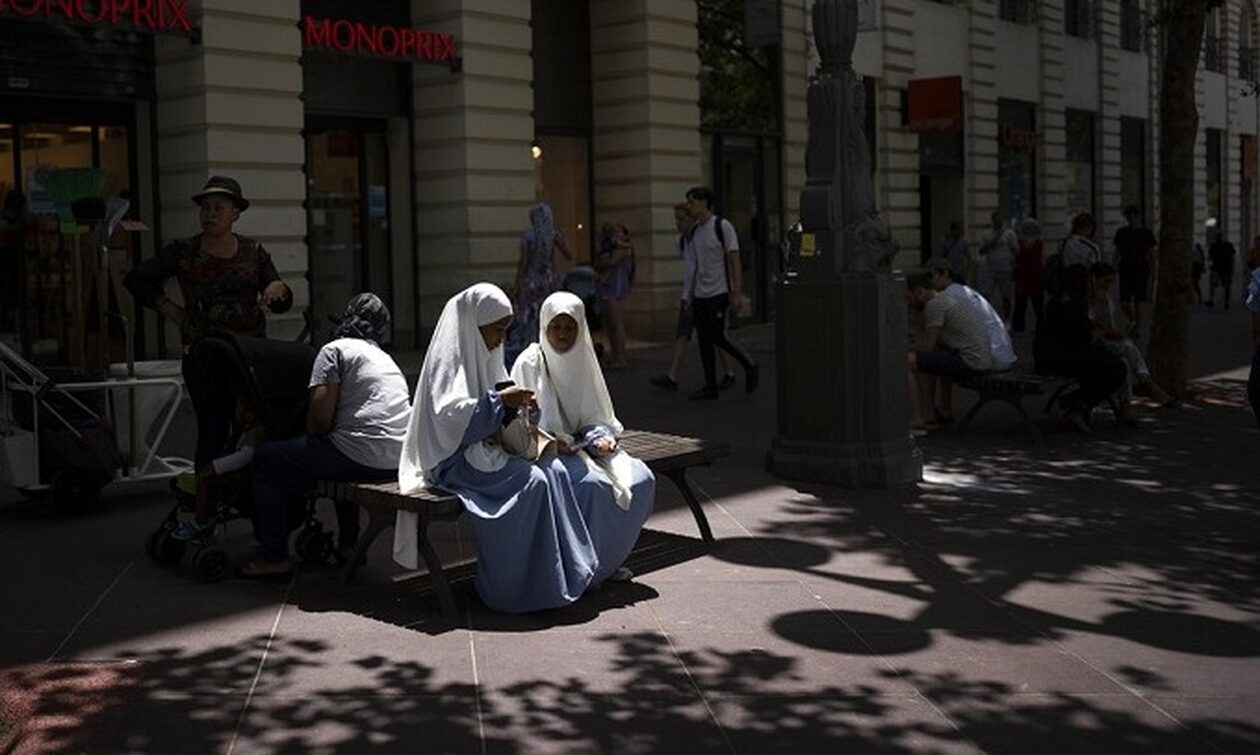 «Κόλαση» η Γαλλία από τον καύσωνα: Δοκιμασία για κατοίκους, τουρίστες και εργαζόμενους