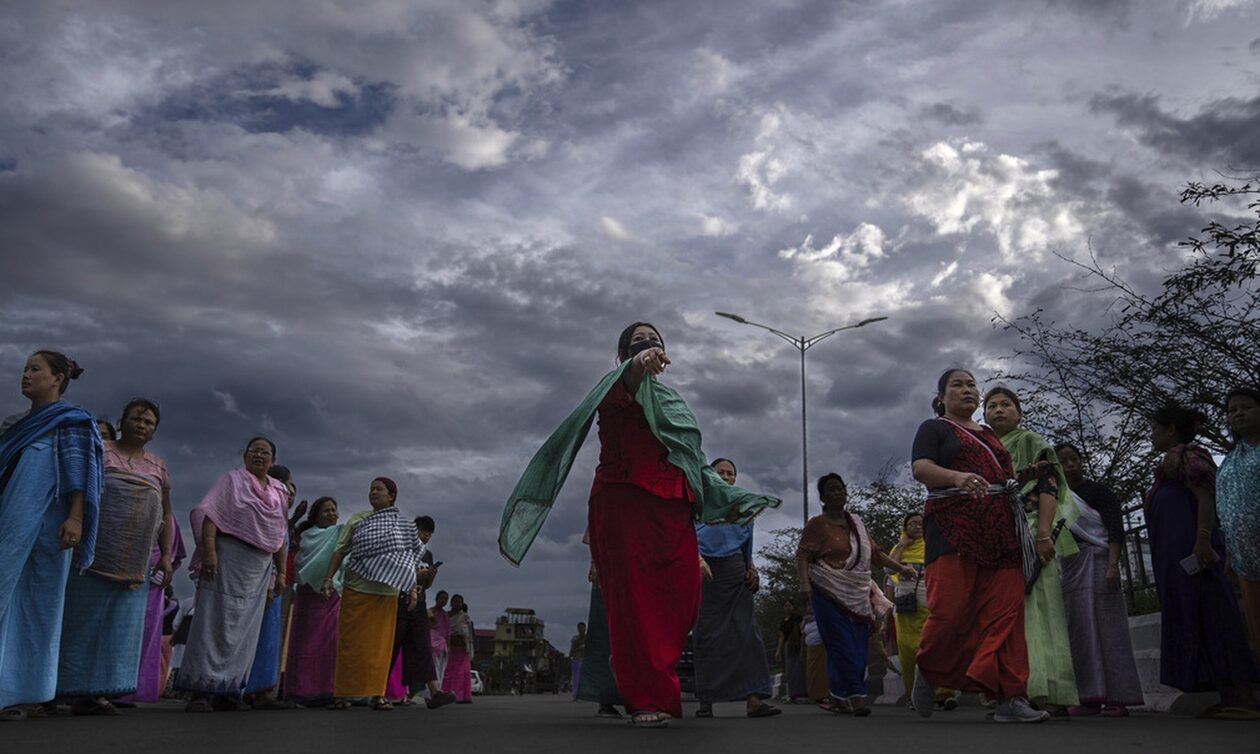 Οργή στην Ινδία: Ανάγκασαν γυναίκες να παρελάσουν γυμνές – «Μαύρο» από τις αρχές στο viral βίντεο