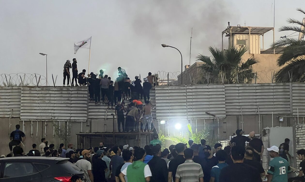 Βαγδάτη: Διαδηλωτές πυρπόλησαν την πρεσβεία της Σουηδίας, μετά τα σχέδια για το κάψιμο του Κορανίου