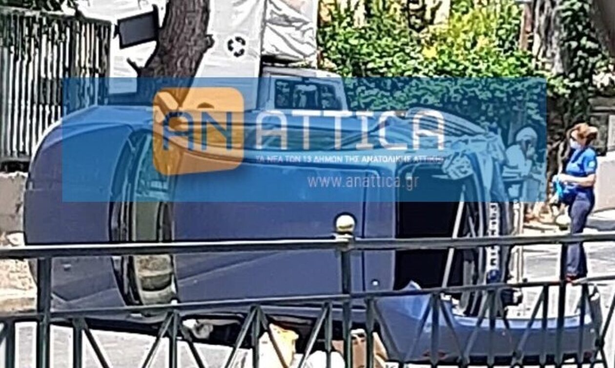 Νέα Μάκρη: Σοβαρό τροχαίο με ανατροπή και απεγκλωβισμό τραυματία στη Λ. Μαραθώνος