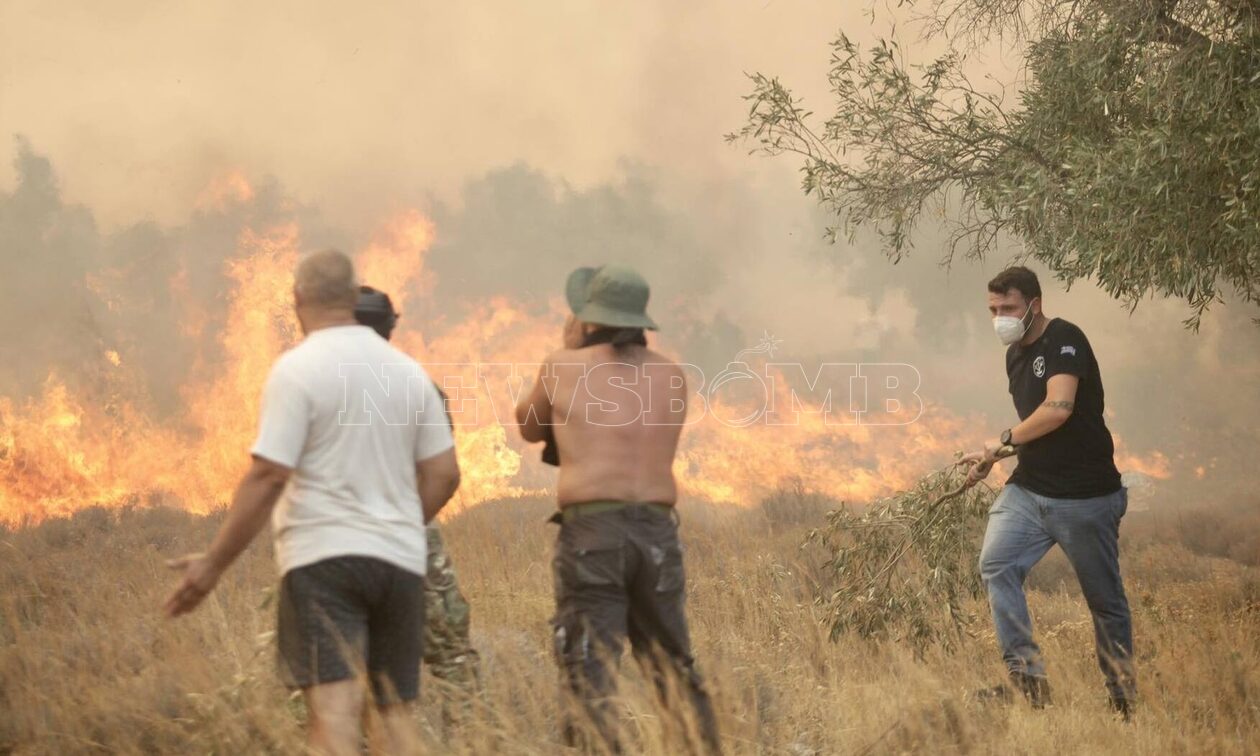 Liveblog: Ο εφιάλτης επιστρέφει στην Αττική – Μεγάλη αναζωπύρωση στη Μάνδρα, εκκενώσεις οικισμών