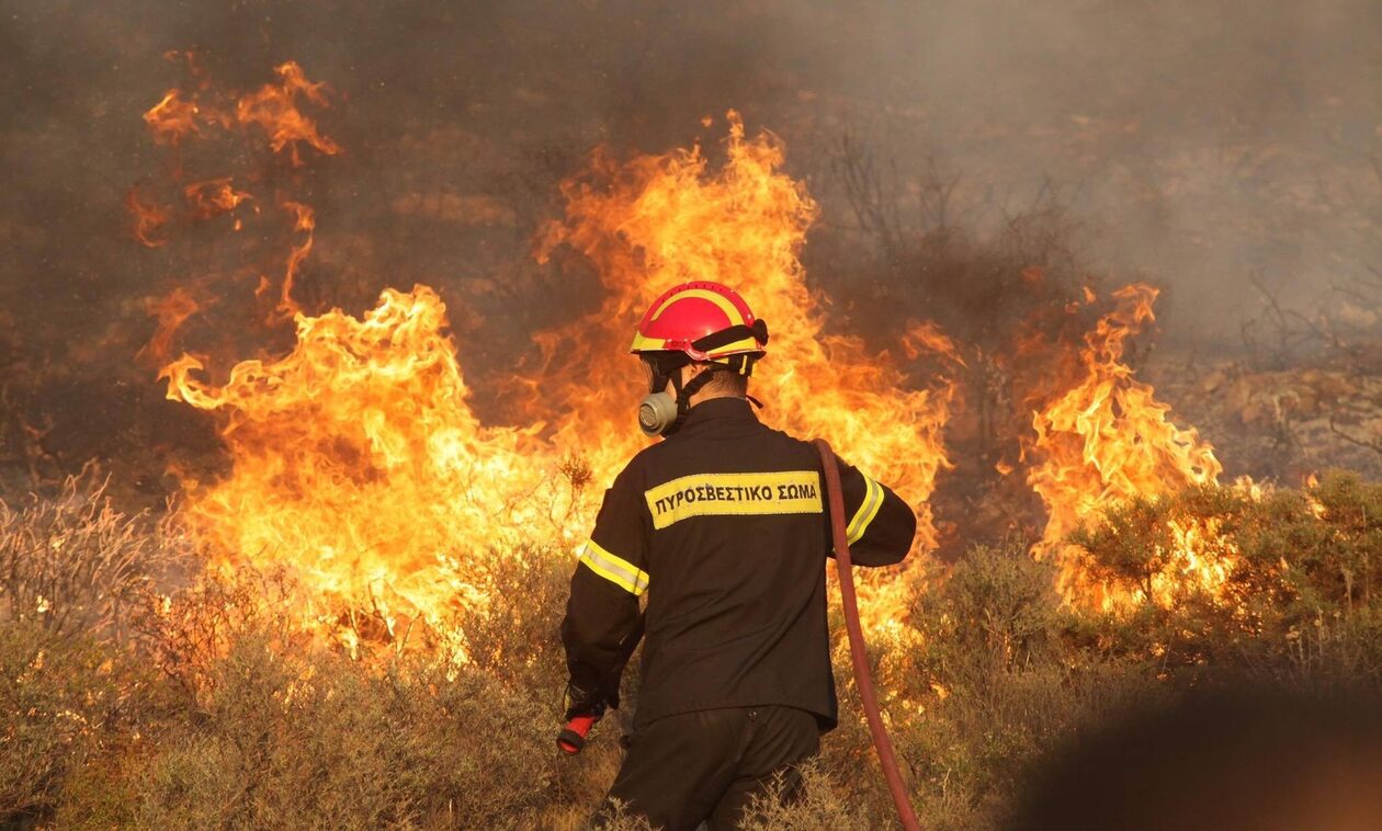 Φωτιά στη Μάνδρα: Έκλεισε η παλιά εθνική οδός Αθηνών – Θηβών λόγω της αναζοπύρωσης