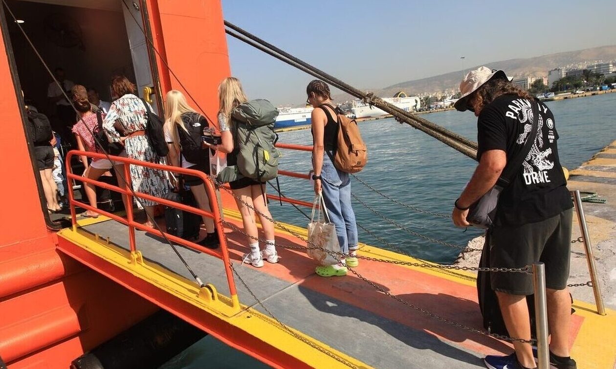 Το αδιαχώρητο στα λιμάνια του Πειραιά και της Ραφήνας – Ξεκίνησε η μεγαλη έξοδος