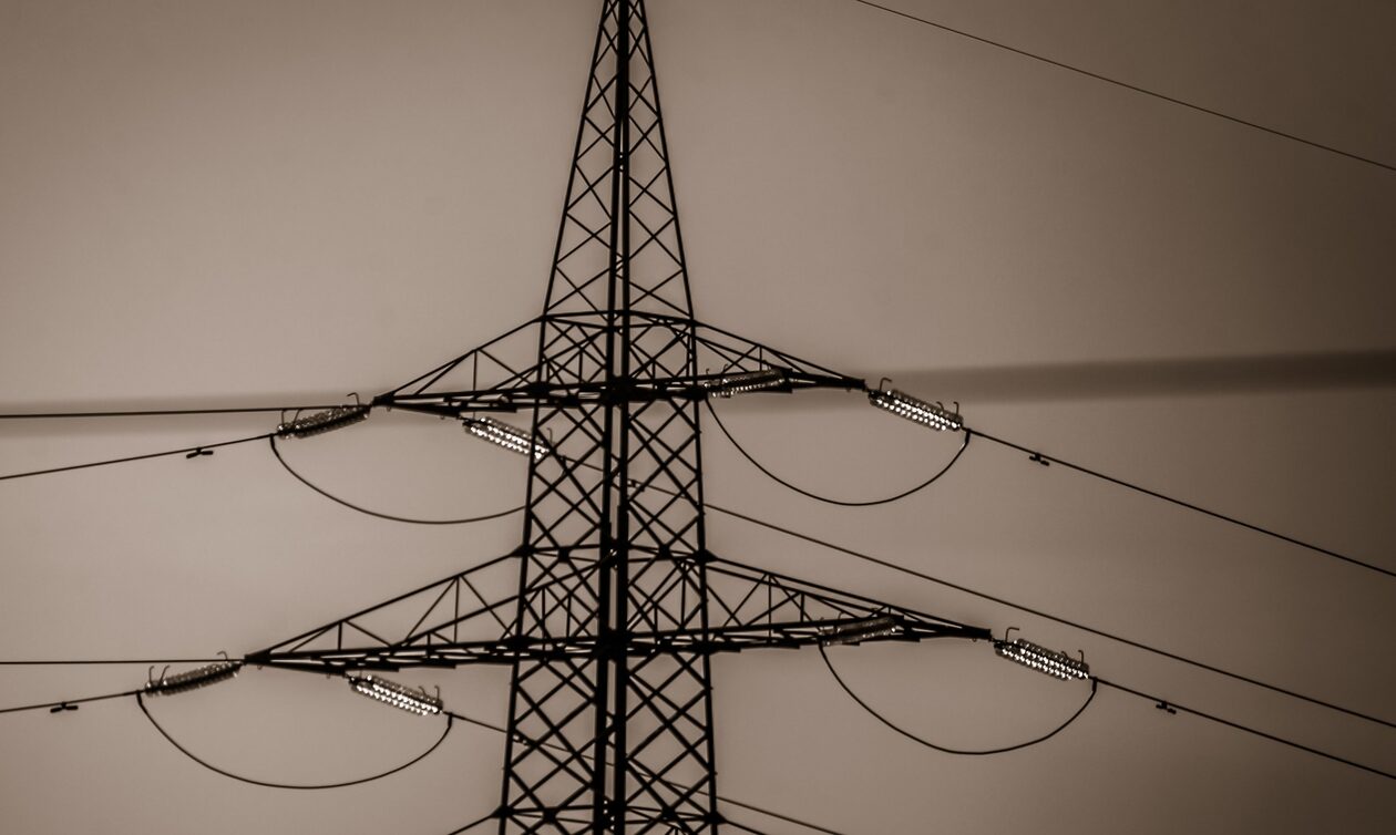 Καύσωνας Κλέων: Το δίκτυο ηλεκτροδότησης δοκιμάζεται με αποτέλεσμα τις συχνές διακοπές ρεύματος