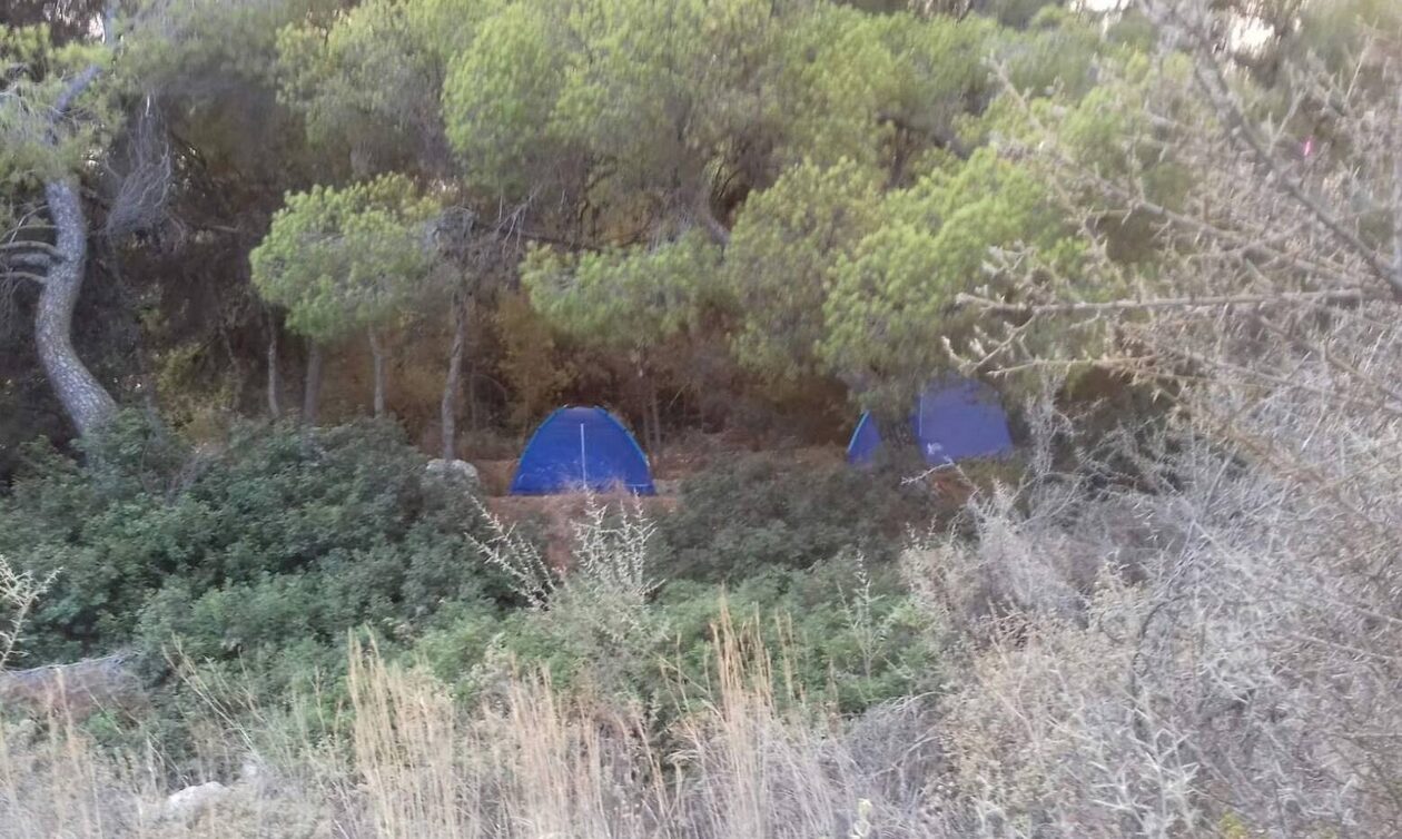 Έκαναν παράνομα κάμπινγκ στο Αγκίστρι μέσα σε δάσος – Τους «τσίμπησε» ειδικό κλιμάκιο