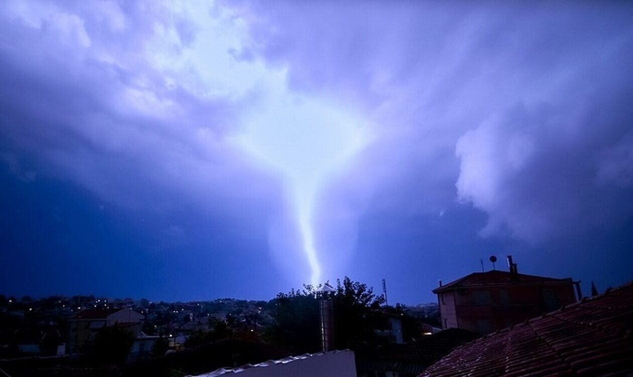 Ελβετία: Κεραυνός χτύπησε αστυνομικό και πιλότο που βοηθούσαν τραυματίες από πτώση… κεραυνού