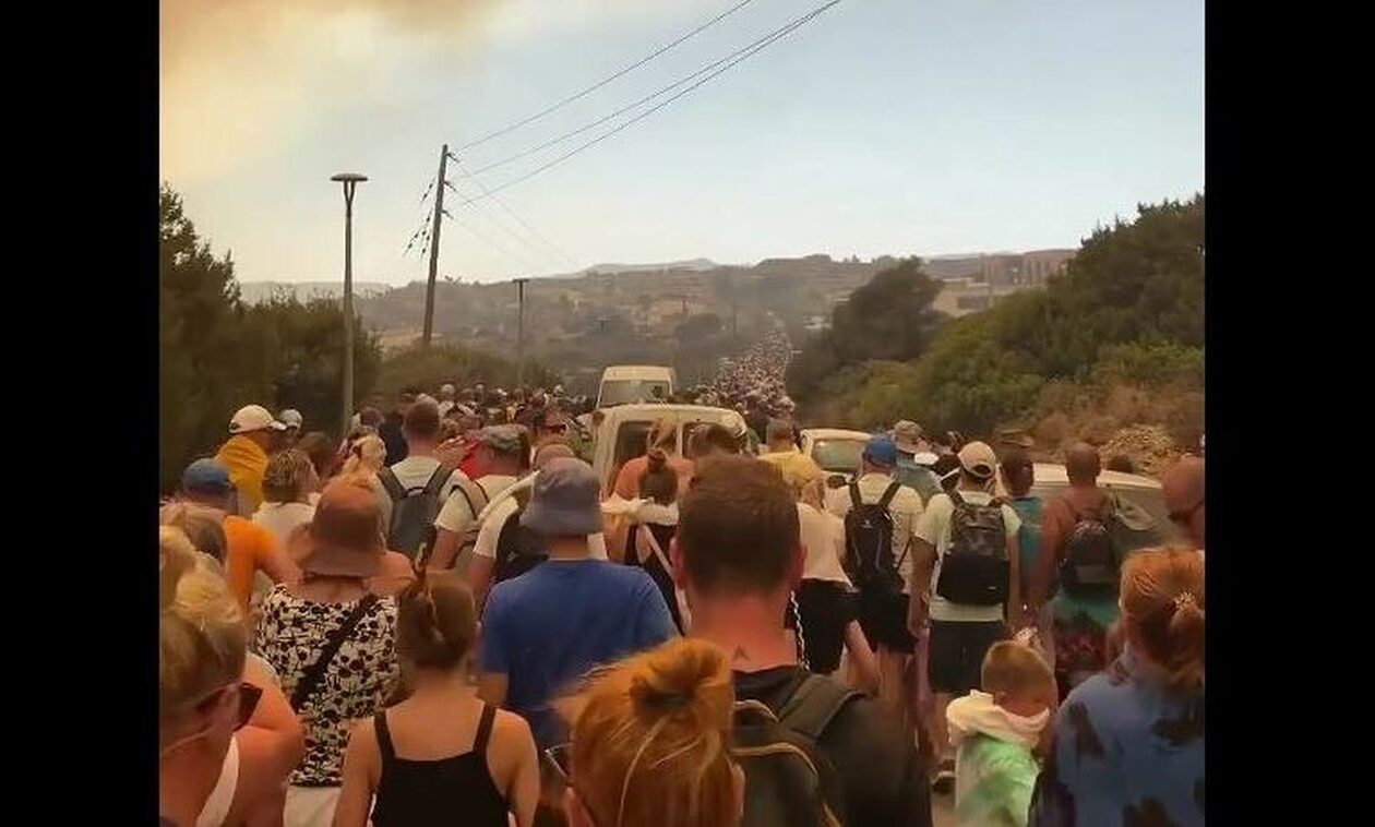 Φωτιά στη Ρόδο: Συγκλονιστικές εικόνες στο νησί – Γέμισαν με κόσμο οι δρόμοι, εγκαταλείπουν τα χωριά