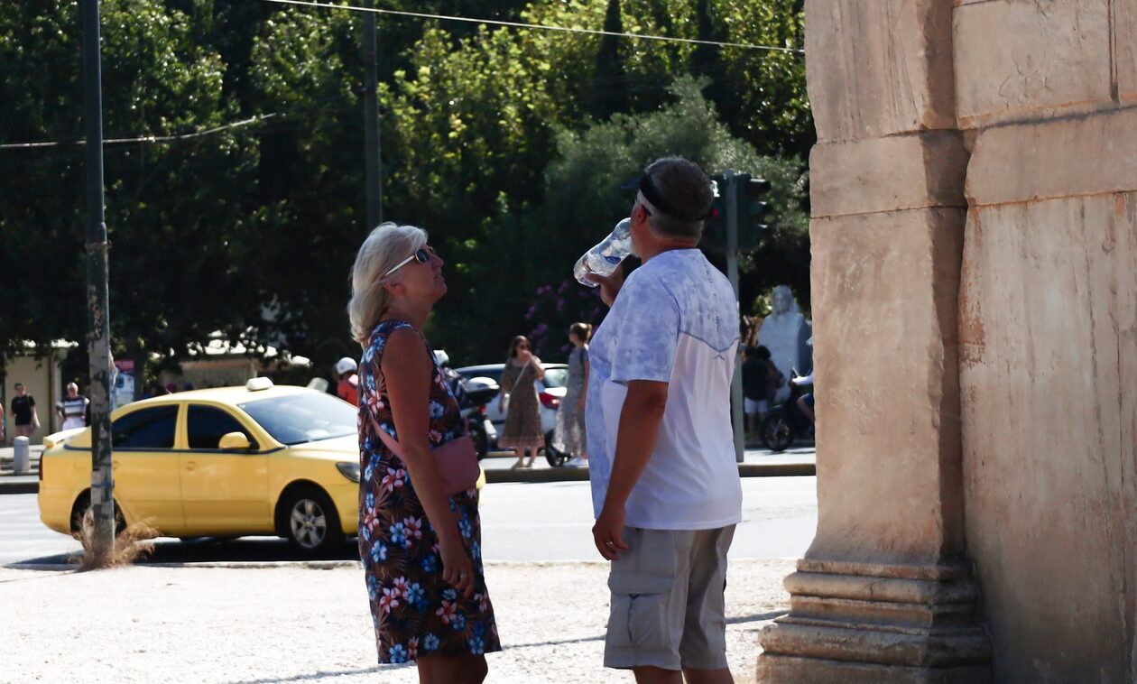 Καύσωνας: 38 περιστατικά θερμοπληξίας μέσα σε 3 ημέρες στην Αττική – Συμπτώματα και αντιμετώπιση