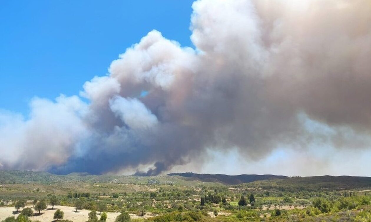 Liveblog: Σε πύρινο κλοιό η Ρόδος – Πανικός και απελπισία
