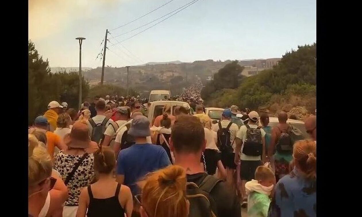 Φωτιά – Ρόδος: Δραματικές περιγραφές Βρετανών τουριστών – «Τρέχαμε με τις πετσέτες στα πρόσωπα»