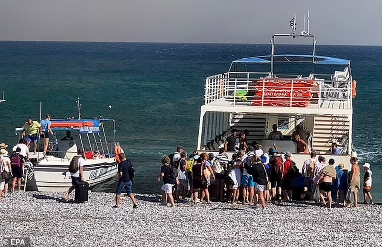 Ρόδος: Πρώτο θέμα σε όλα τα βρετανικά ΜΜΕ η φωτιά