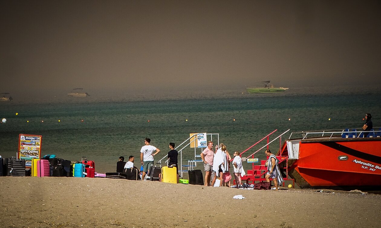 Ανεξέλεγκτη η φωτιά στη Ρόδο: Σε πλοία θα φιλοξενηθούν οι απεγκλωβισθέντες