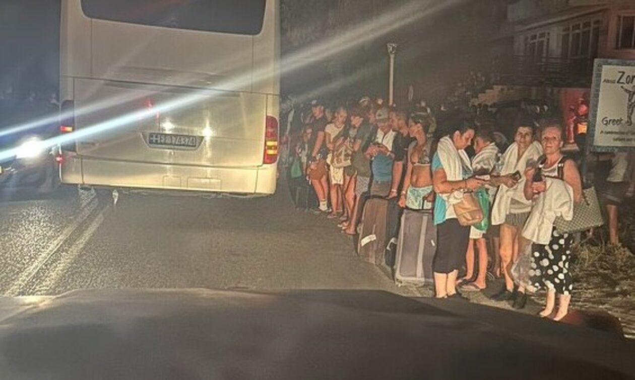 Φωτιά στη Ρόδο: Ανοίγουν στρατόπεδα για τη φιλοξενία πολιτών