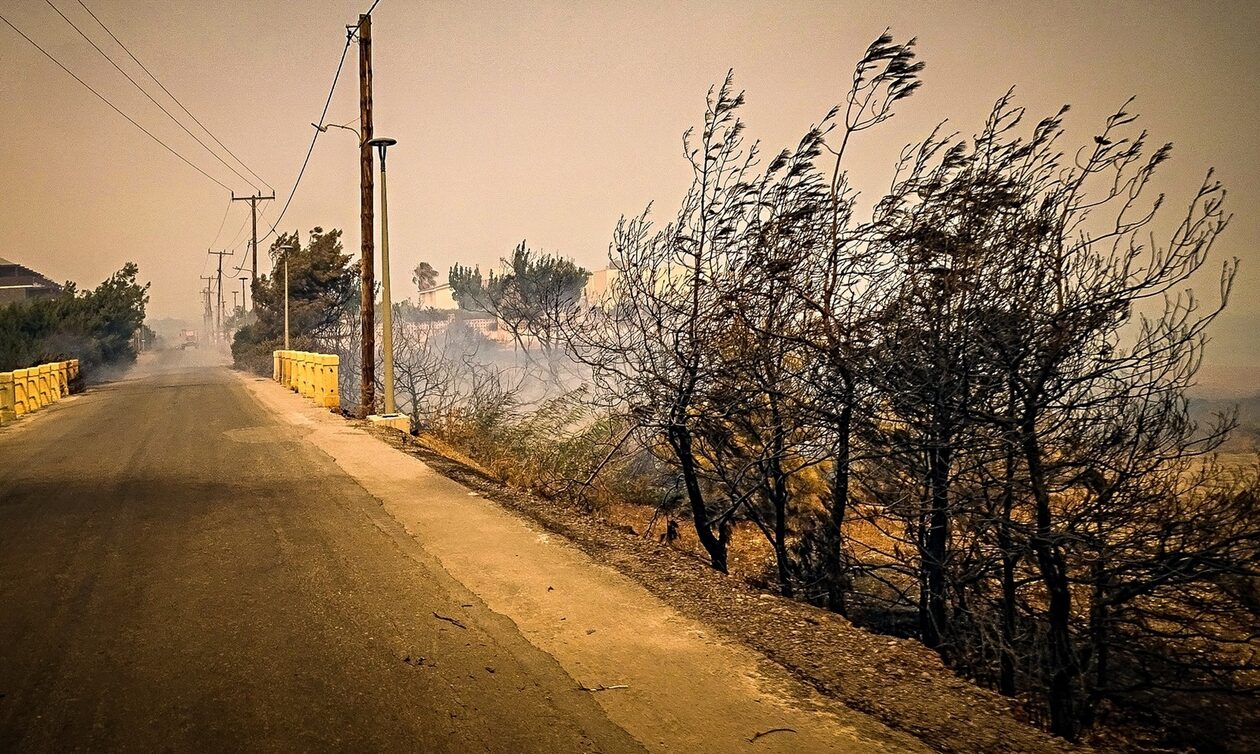 Φωτιά στη Ρόδο: Η σοκαριστική στιγμή που η εκκλησία στα Λάερμα παραδίδεται στις φλόγες