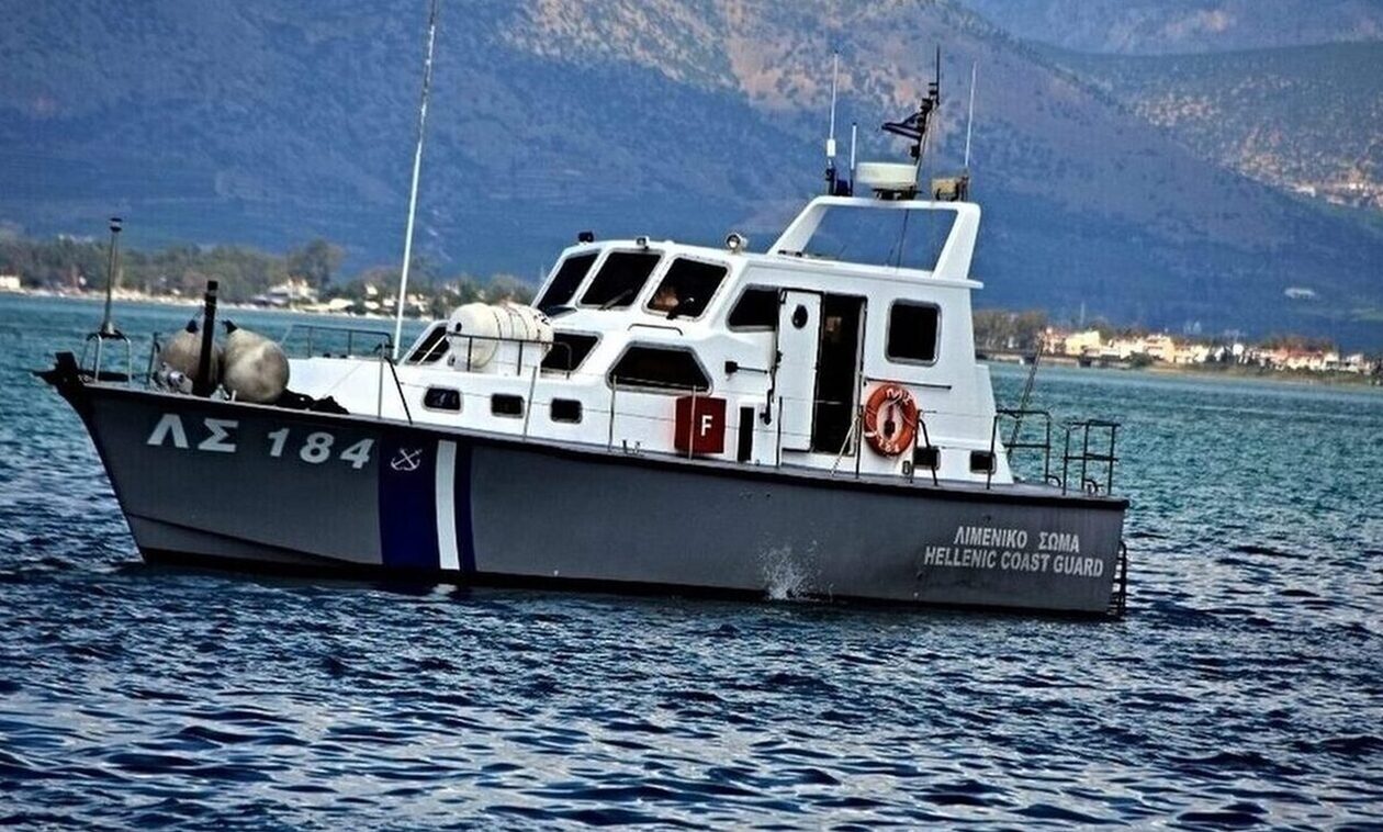 Κάρπαθος: Λιμενικοί βούτηξαν στη θάλασσα και έσωσαν 87χρονη – Καλούσε σε βοήθεια
