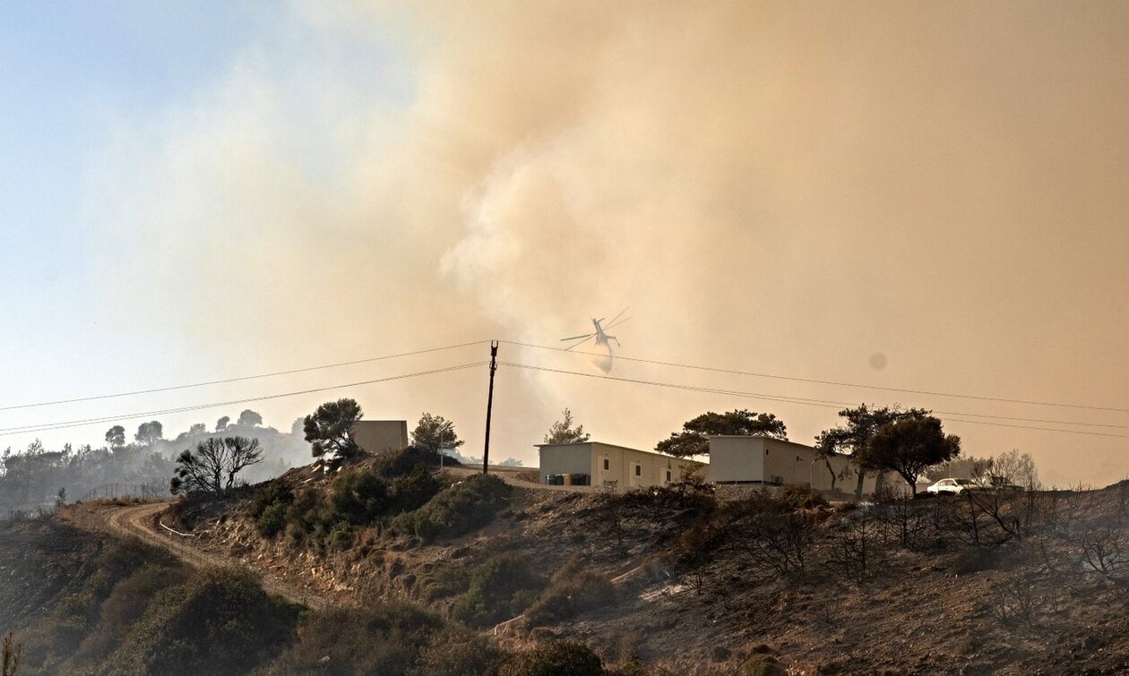 Φωτιά στη Ρόδο: Αναζωπύρωση στο φράγμα Γαδούρα – Μαίνονται άλλα τρία μέτωπα