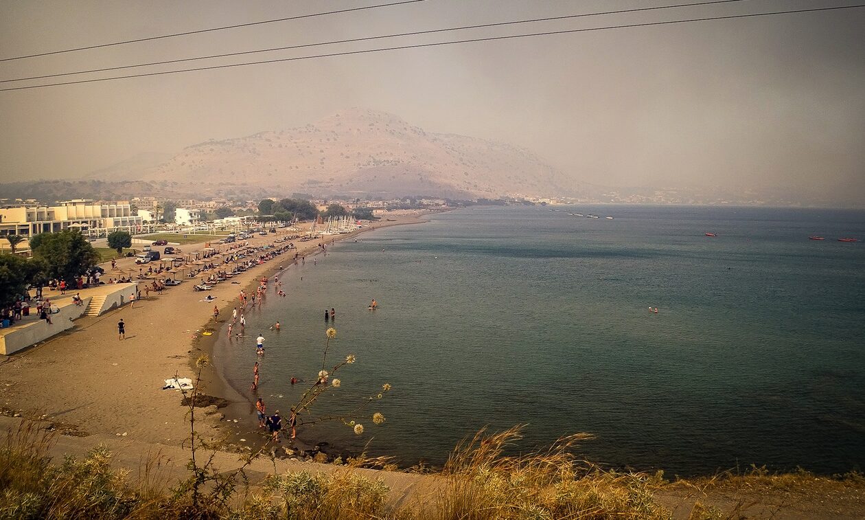 Λέκκας για φωτιά στη Ρόδο: Πρωτόγνωρες οι εικόνες – Πλήττεται το κέντρο του περιβάλλοντος του νησιού