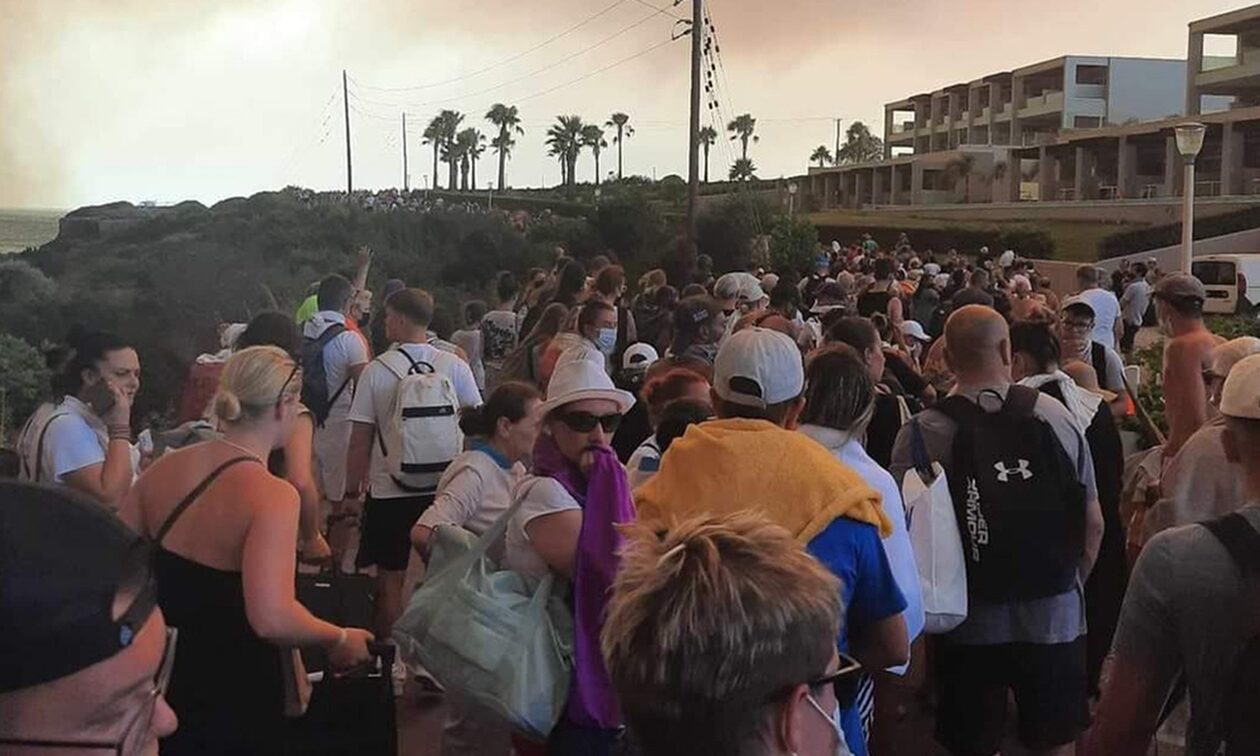 Φωτιά στη Ρόδο: Σε λειτουργία από το ΥΠΕΞ το γραφείο εξυπηρέτησης ξένων πολιτών στο αεροδρόμιο